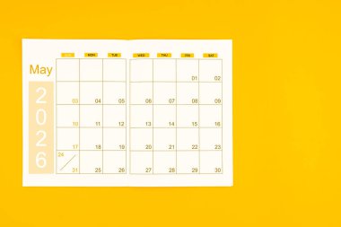 Mayıs 2026 takvimi için takvim ya da ajanda sarı arkaplan üzerine yazdığınız metin için boş alan.