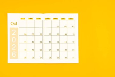 2026 Ekim takvimi için takvim ya da planlayıcı kitabı sarı arkaplan üzerine yazdığınız metin için boş alan.