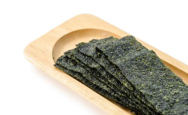 Ahşap tabak kızarmış deniz yosunu