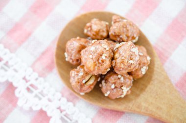 Kavrulmuş kaplamalı fıstık tatlım