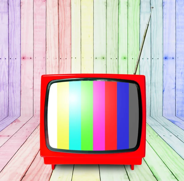 Красный ретро-телевизор с деревянной комнатой — стоковое фото