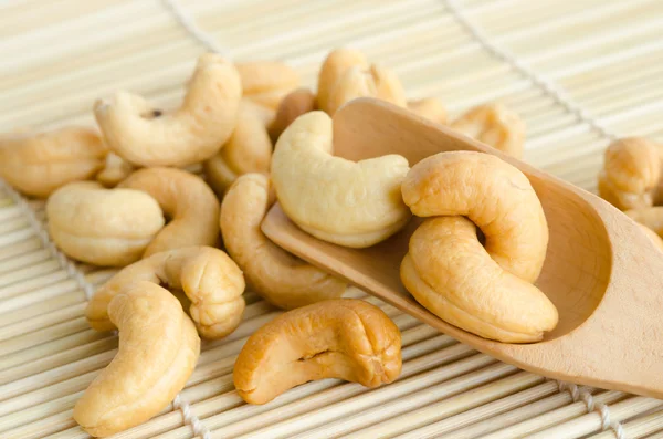 Hoop een geroosterde cashewnoten op hout achtergrond. — Stockfoto