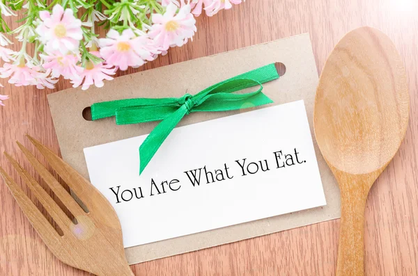 Je bent wat je eet bericht in papier label. — Stockfoto