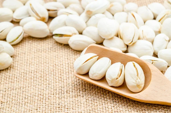 Pistacho en cuchara de madera . —  Fotos de Stock