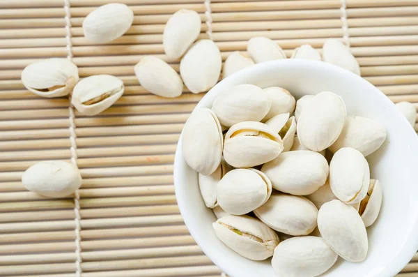 Pistacho en taza blanca . — Foto de Stock