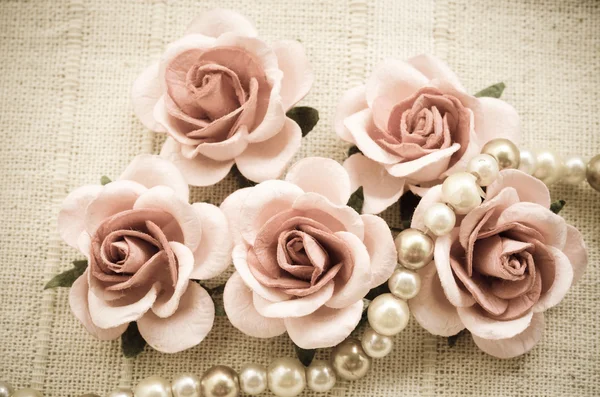 Vintage rose rose et collier de perles — Photo