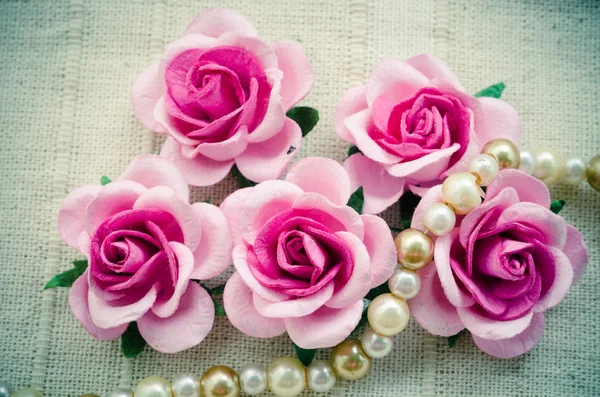 Vintage pink rose and pearl necklace. — Stock Photo, Image