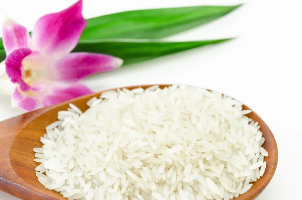 Surowego ryżu jaśmin w drewnianą łyżką. — Zdjęcie stockowe