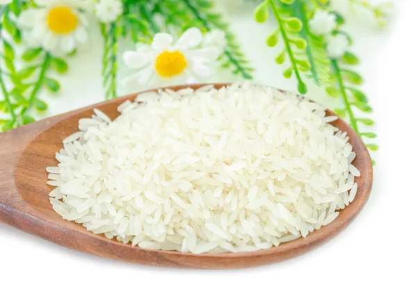 Arroz de jazmín en cuchara de madera . — Foto de Stock