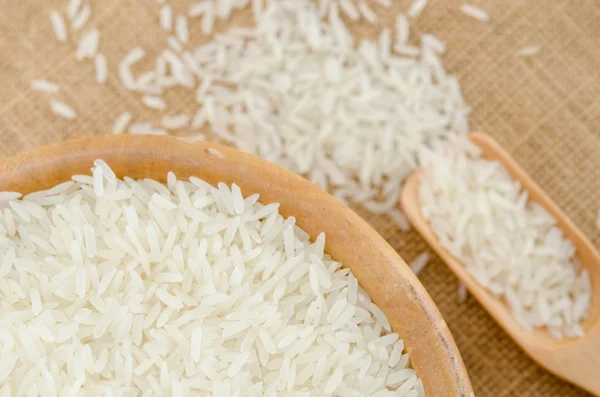 Raw rice in wooden bowl. — Stock Photo, Image