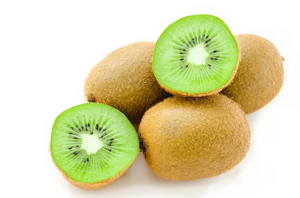 Ganze Kiwi-Früchte und seine aufgeschnittenen Segmente. — Stockfoto