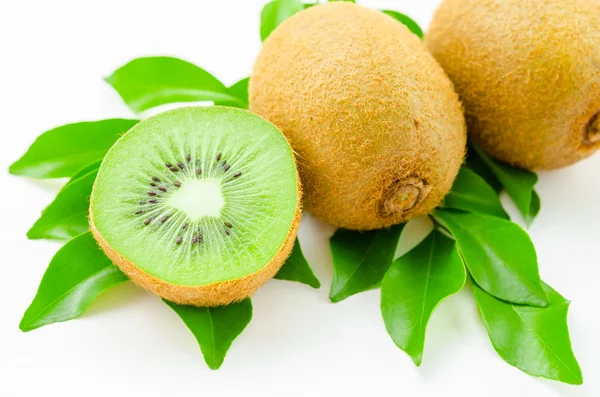 Kiiwi frukt med gröna blad. — Stockfoto