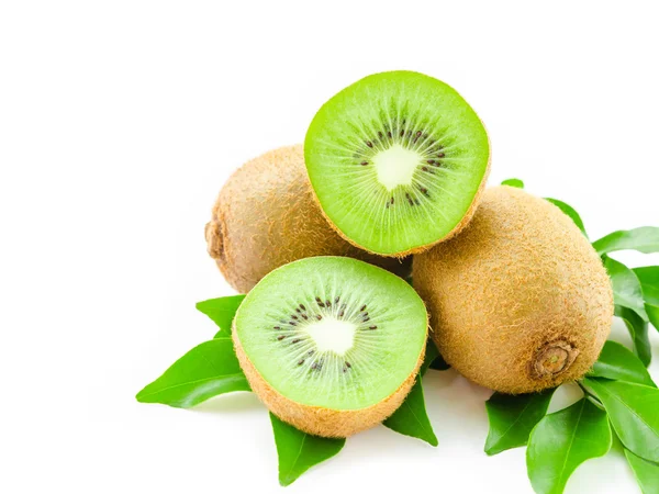 Saftige Kiwi-Früchte und Blätter. — Stockfoto