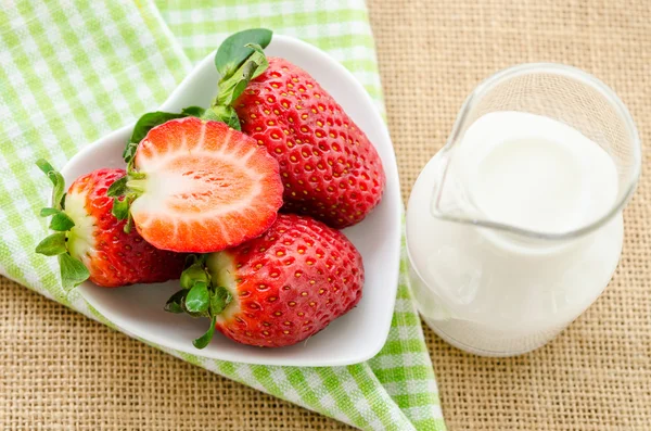 Frische Erdbeeren und Milch. — Stockfoto