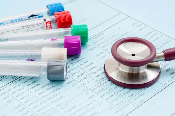 Stethoskopröhrchen mit Blut und medizinische Checkliste. — Stockfoto