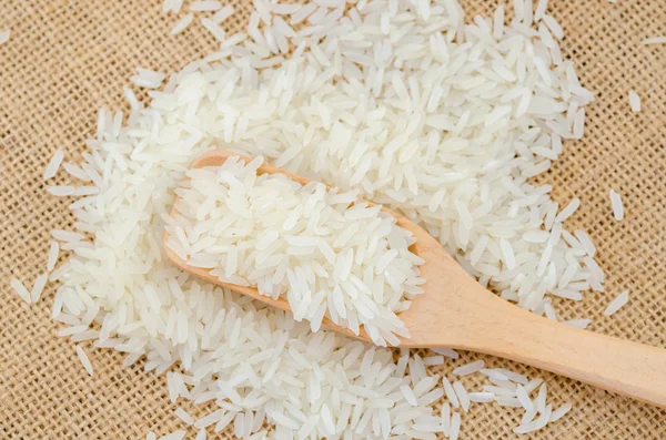 Fából készült spoonl-nyers fehér rizs. — Stock Fotó