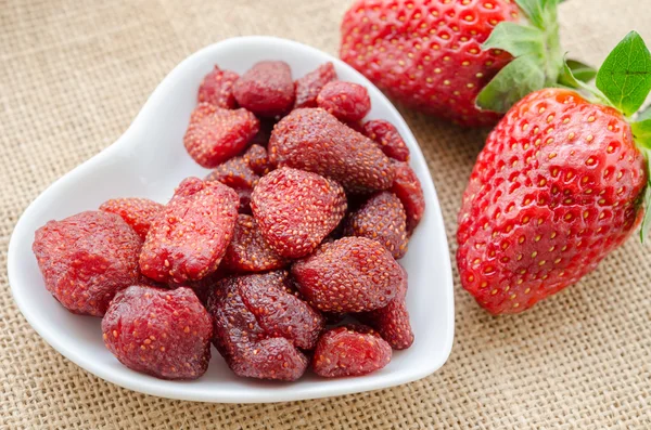 Getrocknete Erdbeeren und frische Erdbeeren — Stockfoto