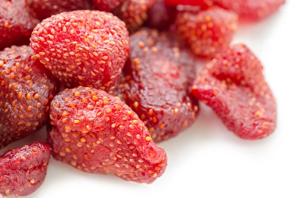 Hög med läckra röda torkade torkade jordgubbar — Stockfoto
