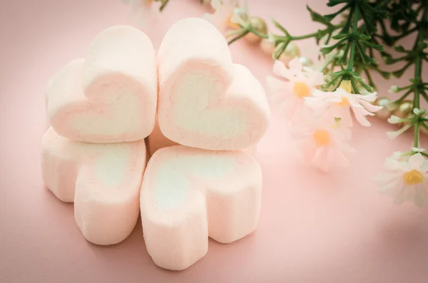 Forma de coração doce de marshmallows rosa . — Fotografia de Stock