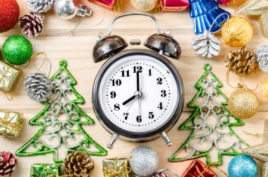 Çalar saat beyaz Noel decaotrions.