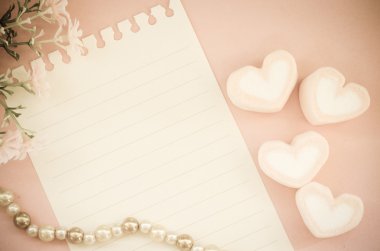 Boş defter kağıt ve çiçekler.