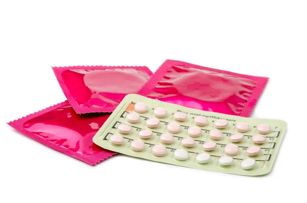 Pílula contraceptiva e preservativos . — Fotografia de Stock