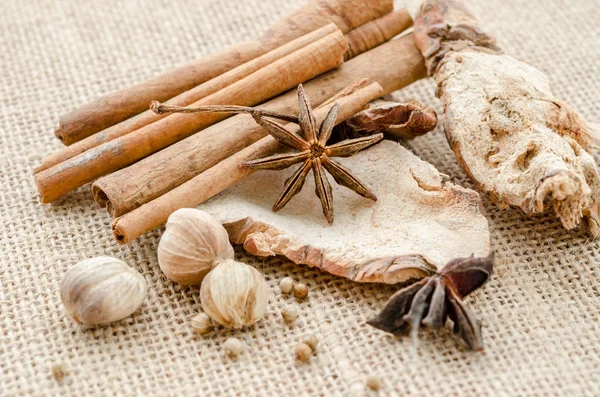 Palitos de anis, cardamomo, noz-moscada e canela . — Fotografia de Stock