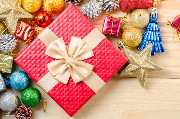 Red gift box and christmas decorations. — Stock Photo, Image