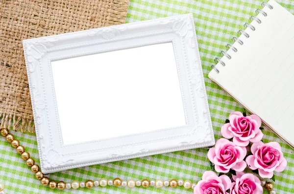 Lege vintage wit fotoframe en open dagboek met roze roos op — Stockfoto