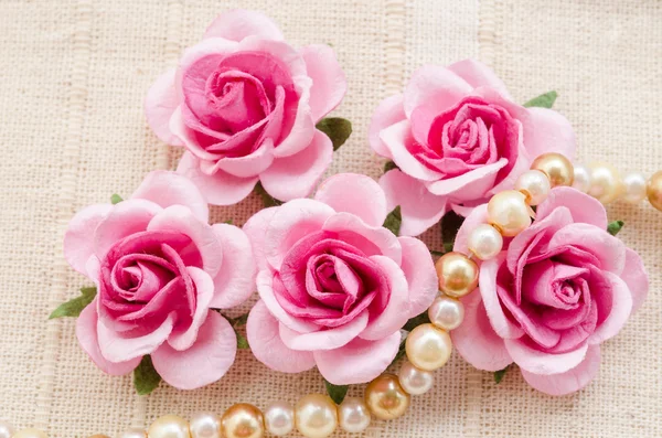 Rose rose avec des perles . — Photo