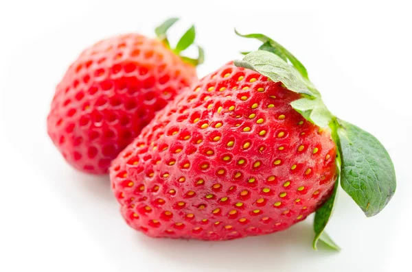 Frische Erdbeeren auf weiß. — Stockfoto