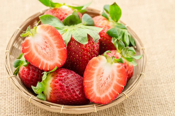 Frische Erdbeeren im Flechtkorb. — Stockfoto