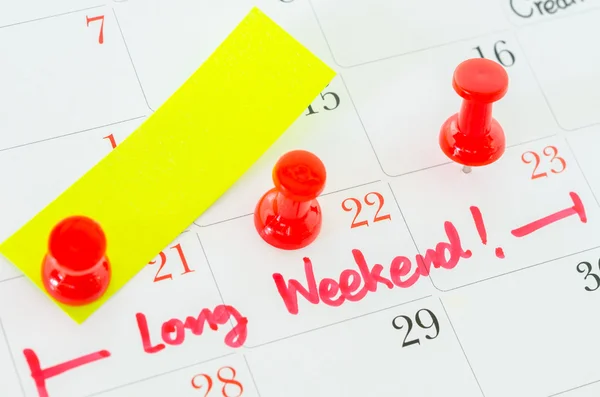 As palavras Long Weekend escrito em um calendário branco . — Fotografia de Stock