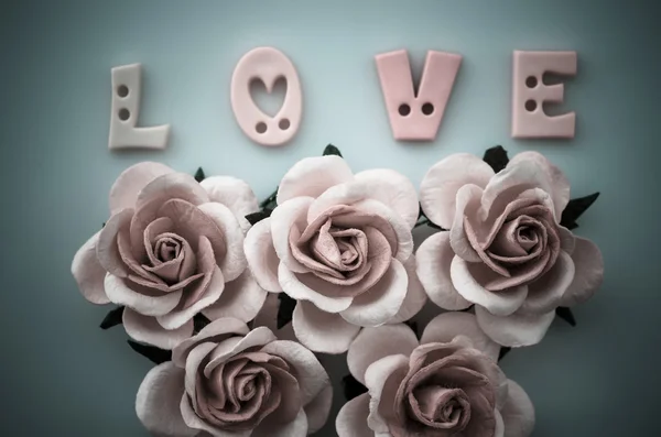 Vintage rosa rosas flor e amor texto . — Fotografia de Stock