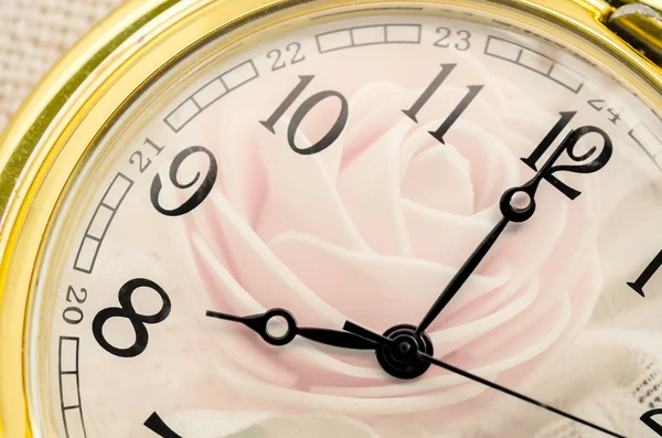 ピンクのバラと時計の複合. — ストック写真