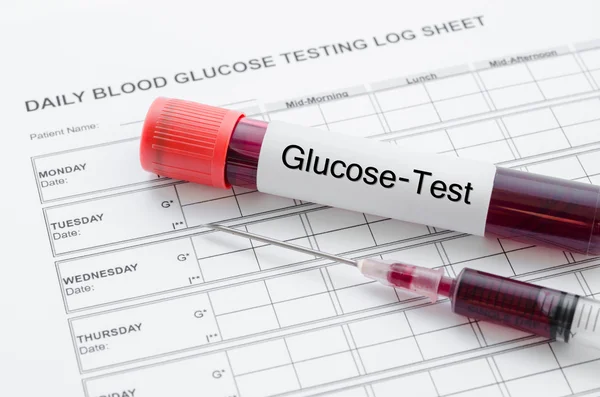 Dagliga blod glukos testning och prov blod i rör och spruta Royaltyfria Stockbilder