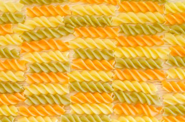 Renk penne makarna. Domates, ıspanak ve buğday makarna.