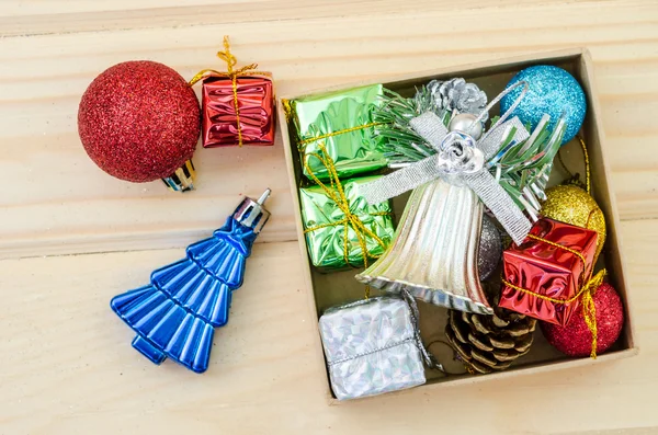 Weihnachtsdekoration in Schachtel. — Stockfoto