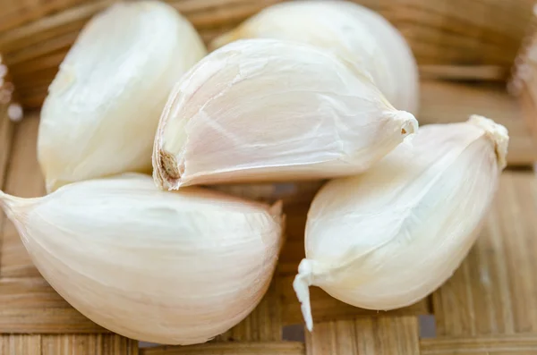 Garlic in weave basket. — Stock Photo, Image