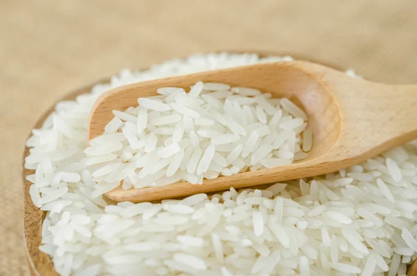 Nyers rizs fa tálban fakanállal. — Stock Fotó