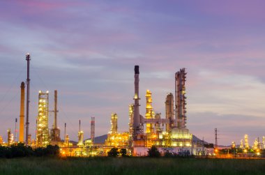 alacakaranlıkta Petrokimya tesisi.