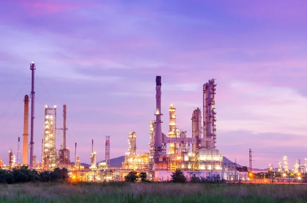 Refinería de petróleo al amanecer . — Foto de Stock