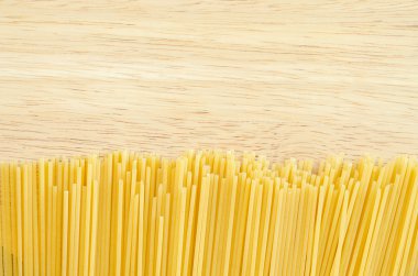 Ahşap üzerinde ham spagetti.