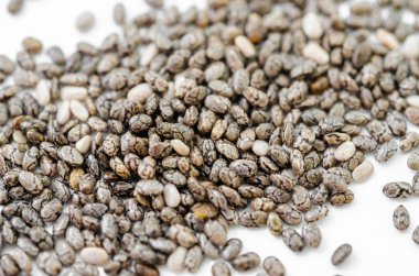 Chia tohumu üzerine beyaz izole kapatmak.