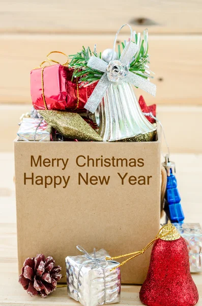 Juldekoration i låda med god jul och gott nytt Y — Stockfoto