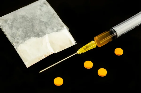 Jeringa de drogas, tabletas de anfetamina . — Foto de Stock