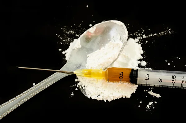 Jeringa de drogas, tabletas de anfetamina . — Foto de Stock