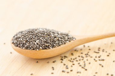 tahta kaşık üzerinde Besleyici chia tohumu.