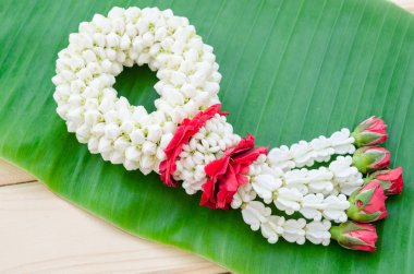 Garland taze çiçek yeşil yaprak.