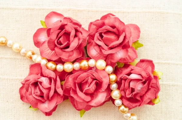 Rosas vermelhas vintage e colar de pérolas . — Fotografia de Stock